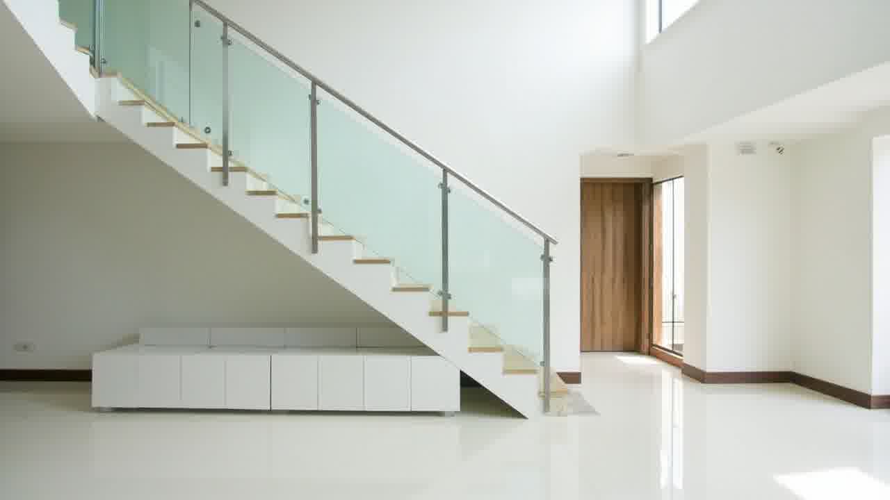 railing tangga kaca vs kombinasi kayu desain